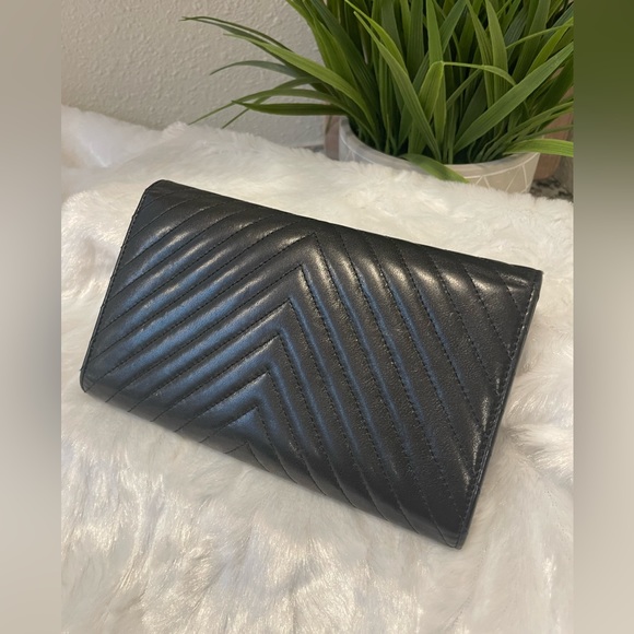 CHANEL V-Stitched Chevron lambskin long wallet w/Dust Bag - Picture 3 of 16